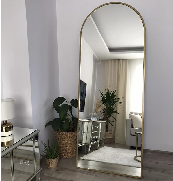 Salonumu daha aydınlık ve geniş göstermek istiyorum diyenler için Effe Ayaklı Oval Boy Aynası tam bir çözüm.