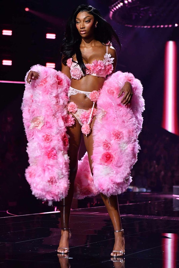 23 yaşındaki Chicago Sky oyuncusu Angel Reese Victoria's Secret markasının podyumunda yürüyen ilk profesyonel sporcu oldu.