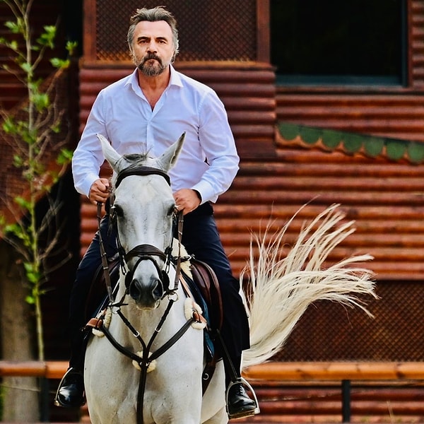 Birsen Altuntaş'ın haberine göre Oktay Kaynarca, ATV'nin yeni dizisinin başrolü oldu.