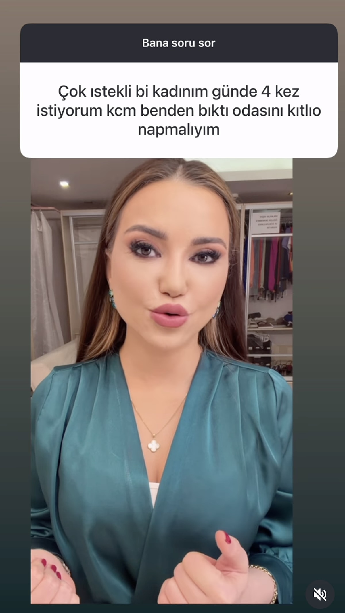 Cinsellik sorularına verdiği yanıtlarla gündem olan Esra Ezmeci, yine bir t...