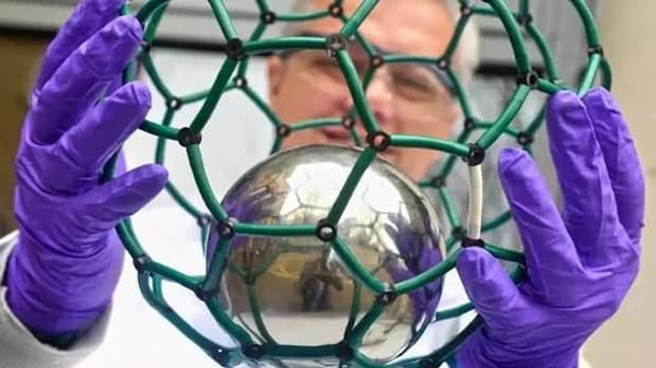 Atom saatleri, zamanı atomların titreşimlerinden ölçerek GPS sinyallerine hassas veri gönderiyor.