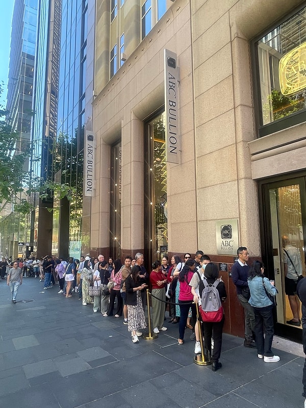 Avustralyalı bir X kullanıcısı Sydney'deki kuyruğu böyle paylaştı ve ekledi;