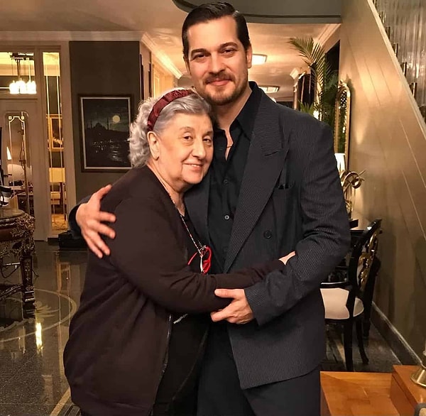 Diziyi izliyorsanız Eşref ve yakınlarına bakan ailenin biricik üyesi Hafize ananın hikayesini bilirsiniz.