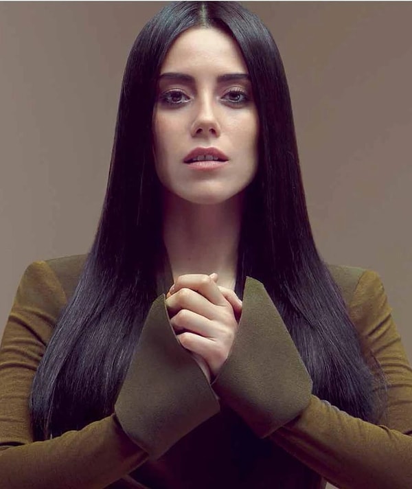 Cansu Dere, who became a legend with her role as Eyşan in the series "Ezel", continues to captivate with her enchanting beauty, making her one of the most admired female actresses today.