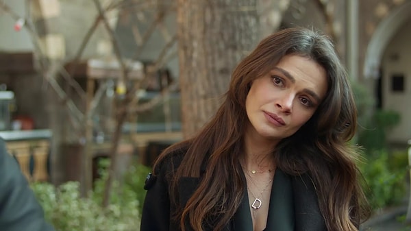 We simply can't get enough of praising Sinem Ünsal, the lead actress of the series "Distant City".