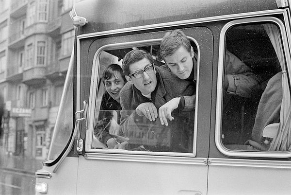 Maça giden kafile otobüsü kazaya karıştı.