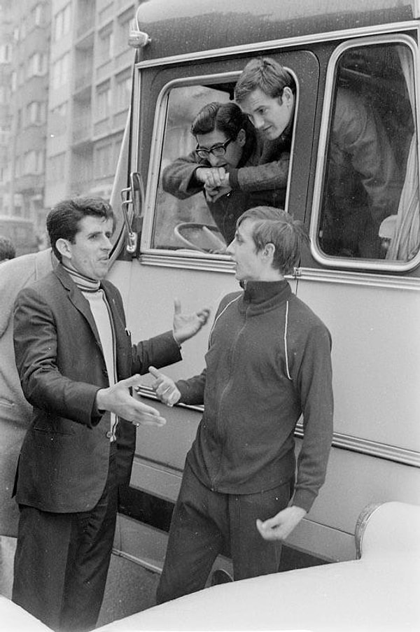 Eşleşmeden geriye kalan bu fotoğraflar efsane futbolcu ve İstanbul'la ilgli gülümseten bir anı olarak arşivde yerini aldı.