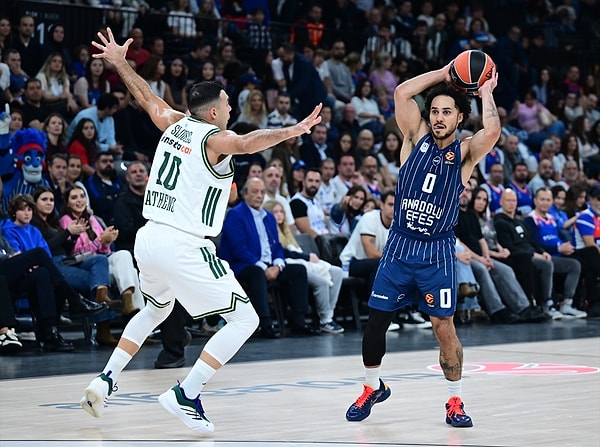 Anadolu Efes, evinde Panathinaikos'a karşı ağır bir mağlubiyet aldı.