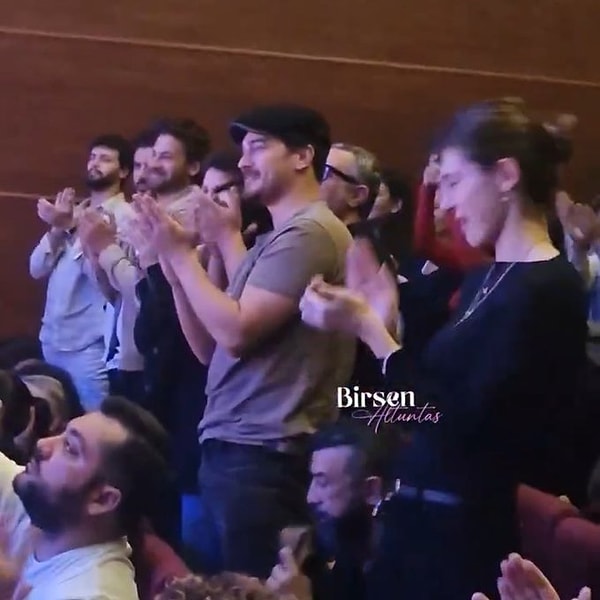 Sevgilisini ayakta alkışlayan Çağatay Ulusoy'un bu hareketleri sosyal medya gündemini salladı!