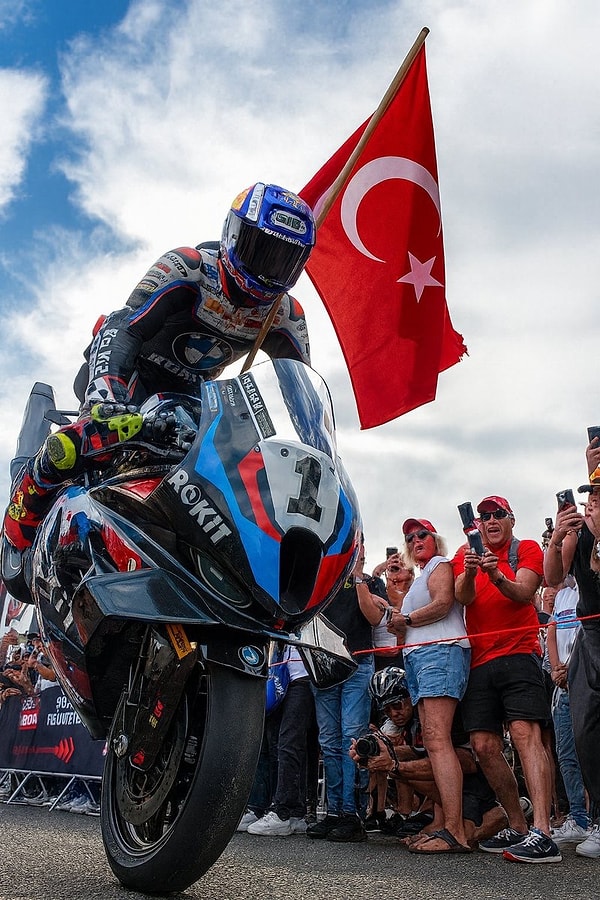 Milli motosikletçimiz Toprak Razgatlıoğlu, Dünya Superbike Şampiyonası'nda birinci oldu!