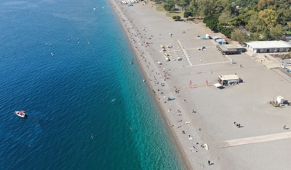 Sıcak havayı görenler sahillere akın etti.
