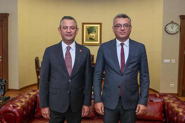 Özgür Özel de Erhürman ile fotoğrafını paylaşarak tebrik mesajı yayınaldı.