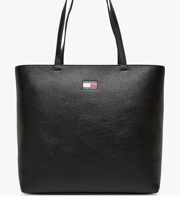 Tommy Hilfiger Kadın Çanta, zamansız şıklığın modern yorumu.