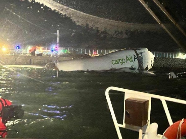 Pist yakınlarında bulunan bir yer hizmetleri aracına çarpan uçak, daha sonra denize sürüklendi.