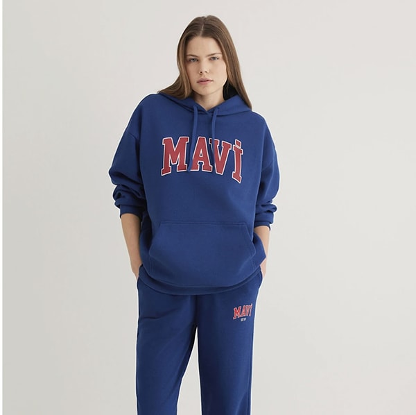 Mavi Kapüşonlu Lacivert Sweatshirt, günlük stilinize sportif ve modern bir dokunuş katacak.