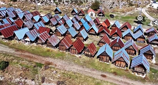 Özellikle Kaş'ın batı ilçelerindeki köylerde rastlanan bu yapılar, doğayla uyumlu ahşap işçiliğinin en güzel örneklerinden.