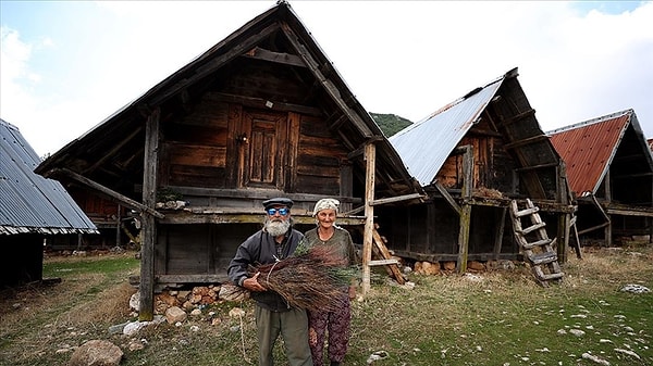 Bu tarihi ambarların en yoğun bulunduğu yerlerden biri, Kaş'a bağlı Bezirgan Mahallesi'ndeki Ambarlararası mevkisi.