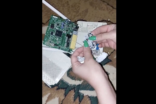 Koltuk döşemeleri, kapı arası, arabadan sonra şimdi de Wi-fi kutusu.