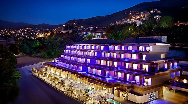 Bursa’nın turizmde gözde noktalarından Çekirge Mahallesi’nde yer alan ve 2011 yılından bu yana faaliyet gösteren ünlü Divan Otel, dört ayda tam 100 milyon TL zamlandı.
