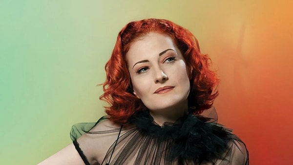 Candan Erçetin’in müziği sadece sahneyle sınırlı kalmadı. 2009’da Gölgesizler adlı filmin yapımcılığını üstlendi.