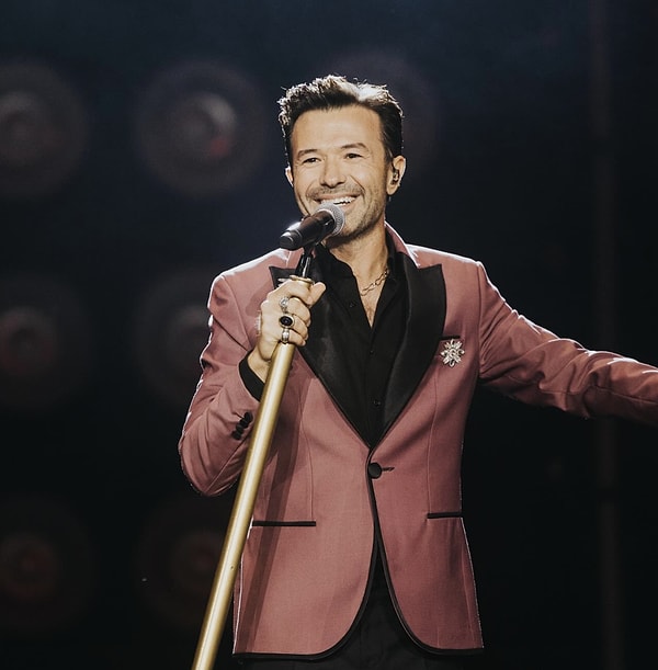 Compared to the previous years, Yalın, who has been giving significantly more concerts for the last two years, is moving forward as if he has sworn to set the world on fire!