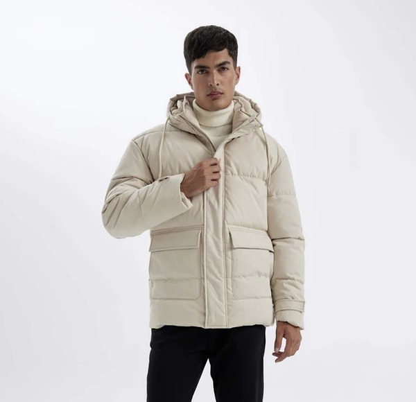 Her kombine kolayca uyum sağlayan zamansız rengiyle  Slim Fit Kışlık Şişme Mont, kış gardırobunun kurtarıcı parçalarından biri olmaya aday.