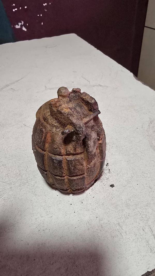 İzmir’de bugün öğle saatlerinde el bombası paniği yaşandı.