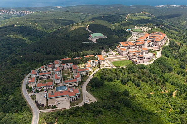 Tıp fakültesi bulunan üniversiteler arasında Koç Üniversitesi bir kez daha birinciliği aldı.