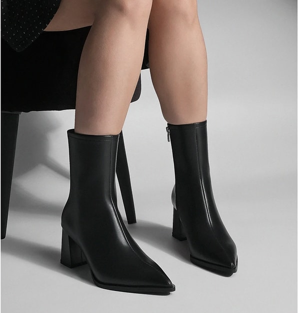 Elbiselerin altına giyebileceğiniz bir topuklu bot da kesinlikle dolapta olmalı.