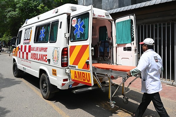 Ambulanslarda gördüğümüz mavi yıldız sembolü, acil tıp sistemini temsil eden "Hayat Yıldızı" olarak adlandırılıyor.