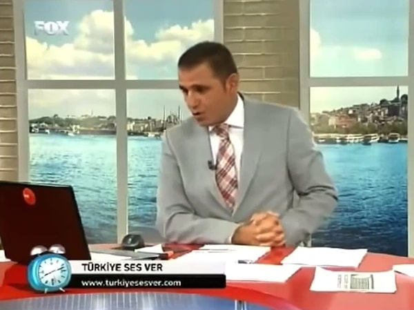 Ersin Düzen, canlı yayında gelen mesajı okurken farkında olmadan küfretti ve izleyiciye büyük bir tepki gösterdi.