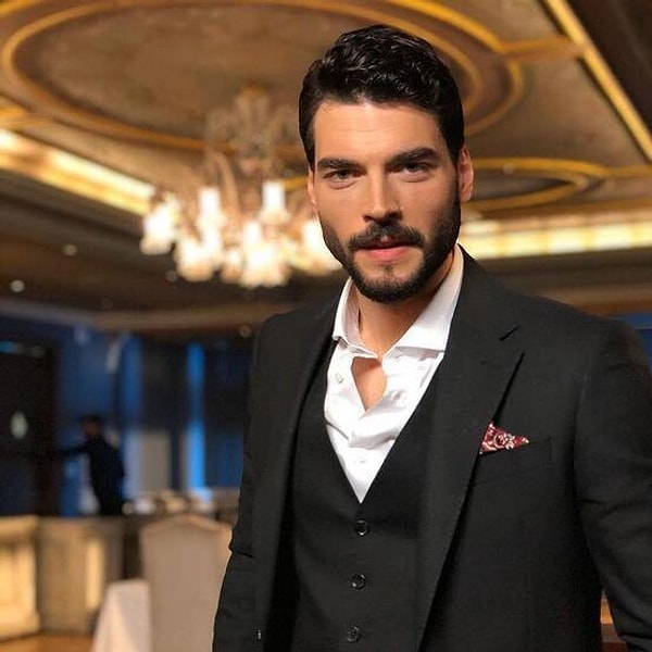 You might be familiar with Akın Akınözü, who first entered our lives with the TV series "Magnificent Century: Kösem", and then secured his place in the industry with his acting skills and good looks.