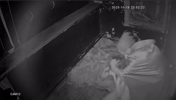 Arkadaş grubundan Melike G.’nin odasına giren bir korku evi çalışanı, kadını saçından ve boynundan tutarak yere yatırdı.