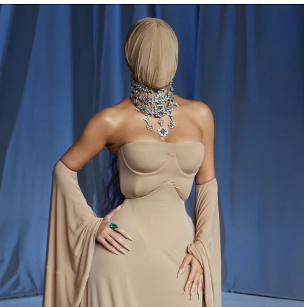 18 Ekim 2025 tarihinde Los Angeles’ta gerçekleşen Academy Museum Gala’da, Maison Margiela Sonbahar 2025 Couture ile boy gösteren Kim Kardashian'ın tarzı dikkat çekmişti.
