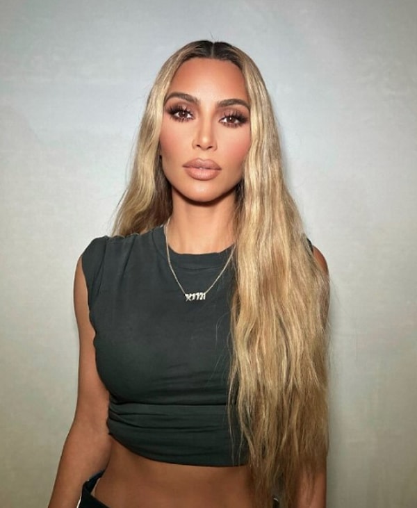 Dünya gündeminin en çok konuşulan isimlerinden biri olan Kim Kardashian, katıldığı kırmızı halılarla ve estetik müdahalelerle adından bahsettiriyor.