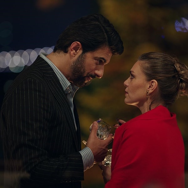Netflix'te yayınlanan Enfes Bir Akşam, Aslı Enver ve Engin Akyürek'i buluşturdu ve kısa sürede büyük bir ilgi gördü.