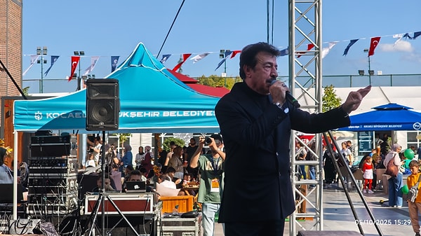 İlk şarkınız "Ya Seninle Ya Sensiz"in heyecanı sizi nasıl etkiledi ve o dönemin müzik sektöründeki nefes veren sanatçılarla bugünkü farkı nasıl görüyorsunuz?