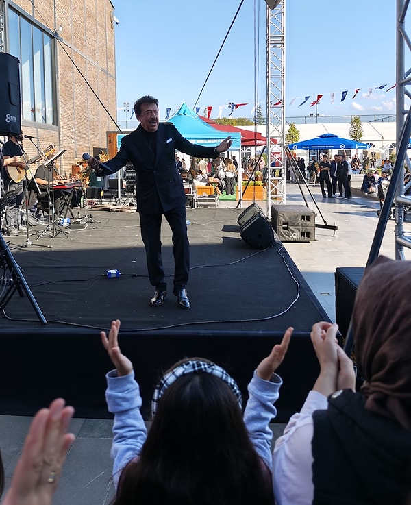 Müzik yarışmalarının "jüri kazandığı" bir şöhret mezarlığına dönüştüğünü söylüyorsunuz; bu eleştirinizin kökeni nedir ve genç sanatçılara ne tavsiye edersiniz?