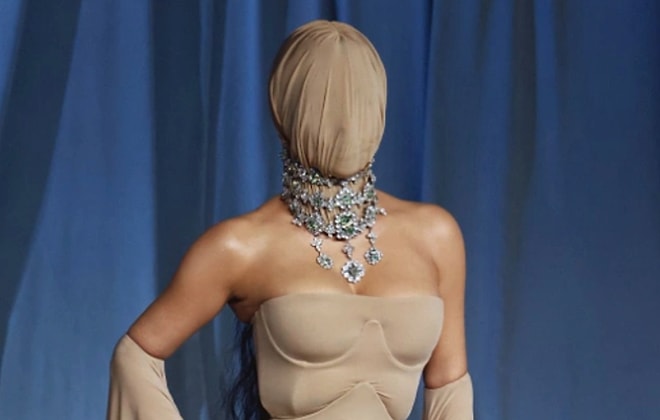 Kim Kardashian’s Sunken Ribs Draw Attention at Awards Show While Wearing Covered Face!