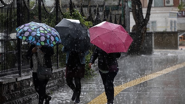 İstanbul Valiliği dün akşam yaptığı paylaşımla Cuma günü kentte etkili olacak kuvvetli yağışlar nedeniyle vatandaşları uyarmıştı.