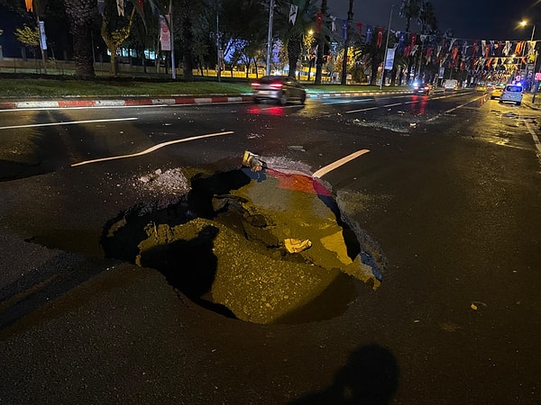 Vatan Caddesi’nde yol çöktü.