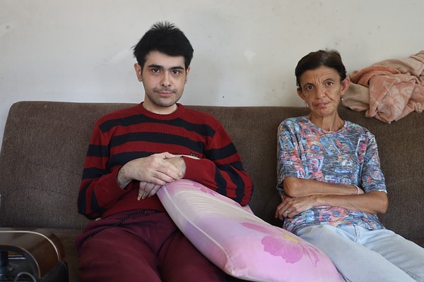23 yaşındaki Barış Özbay, annesi ile birlikte Hatay’ın Defne ilçesinde yaşıyor.