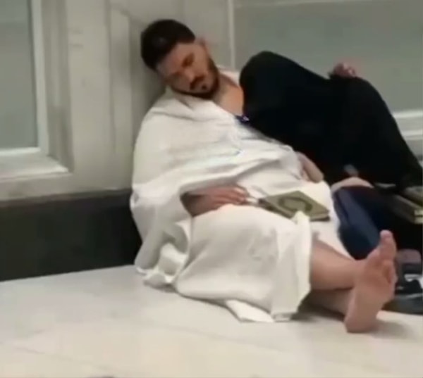 Tolgahan Sayışman'ın Umre'ye gittiği öğrenildikten sonra o sırada Umre'de olan bir başka vatandaşın Sayışman'ı görüntülediği iddia edilmişti.