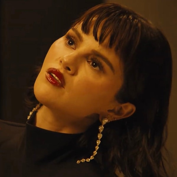 Under the spotlight, Gomez's sharp jawline and full cheeks were particularly noticeable, prompting questions of "Has she had cosmetic surgery?" to arise.