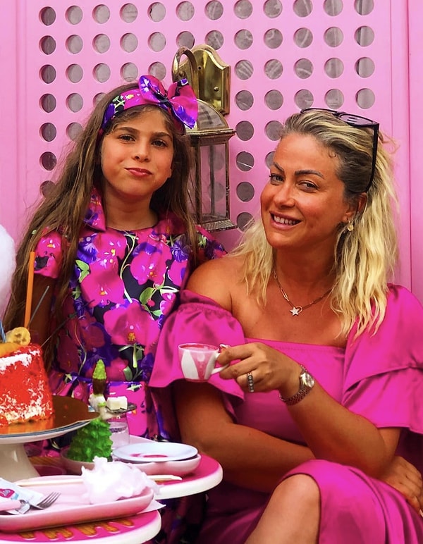 You must surely recognize Yeliz Yeşilmen, who made her name with TV series such as "Charlie at Work", "My Love, My Love", "Golden Girls", "Life Knowledge", and "Troublesome Sister-in-law".