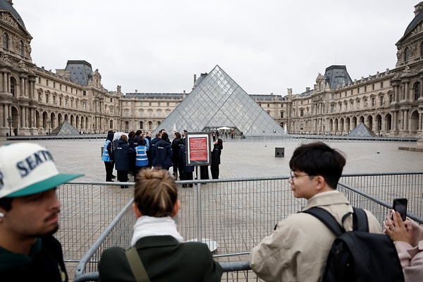 The bank is just a stone's throw away from the museum, only 500 meters to be exact.