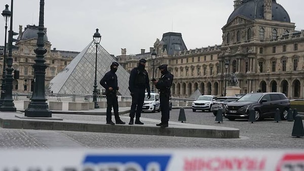19 Ekim Pazar günü sabah saatlerinde Louvre Müzesi’ne gelen hırsızlar tarihi bir soyguna imza atmıştı.