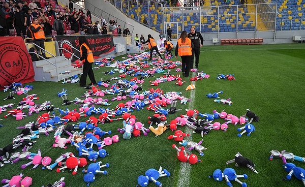 Tribünlerde koltuklara bırakılan oyuncaklar sahaya atıldı.