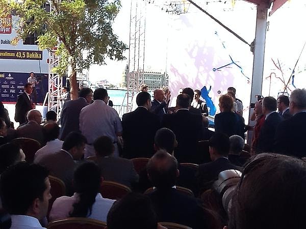 10. Son soru gerçekten zorlayabilir. Bu fotoğrafın olayı ne?