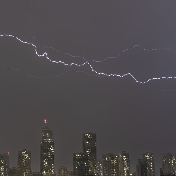 Meteoroloji Genel Müdürlüğü’nün günler öncesinden yaptığı uyarıların ardından beklenen yağış, akşam saatlerinde İstanbul’un birçok ilçesinde etkili oldu.